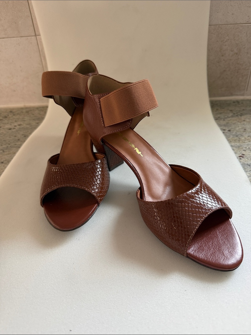 Arzon Brown Textured Open-Toe Block Heel Sandals with Ankle Strap